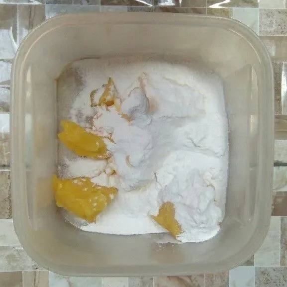 Mixer gula, margarin dan mentega selama 2 menit.