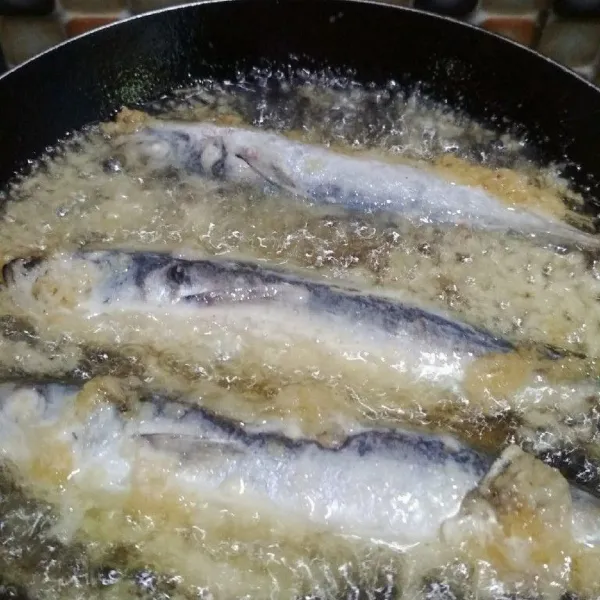Panaskan minyak goreng ikan hingga matang kedua sisi, angkat dan tiriskan. Goreng sisa bahan untuk Kremesan dan sajikan dengan sambal korek, sayur bening dan nasi hangat.