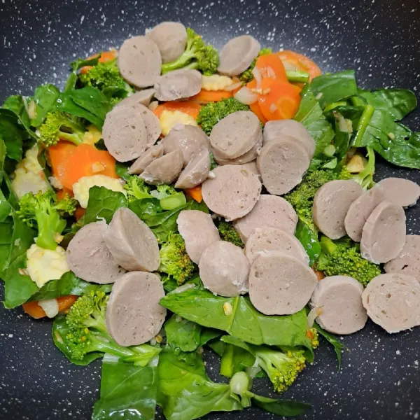 Masukkan bakso, brokoli dan irisan daun brokoli.