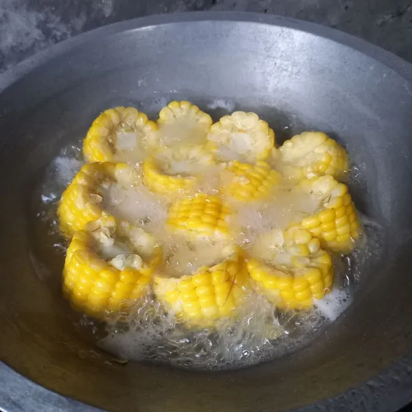 Rebus jagung dengan 1 liter air sampai matang.