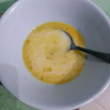 Kocok lepas telur, larutan tepung maizena dan garam.