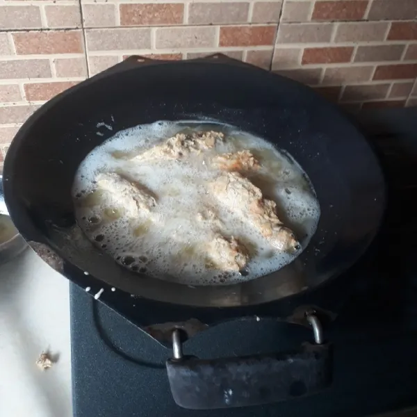 Goreng dalam minyak panas api sedang hingga agak kecoklatan (setengah matang). Angkat dan tiriskan. Setelah dingin simpan dalam wadah kedap udara dalam freezer.