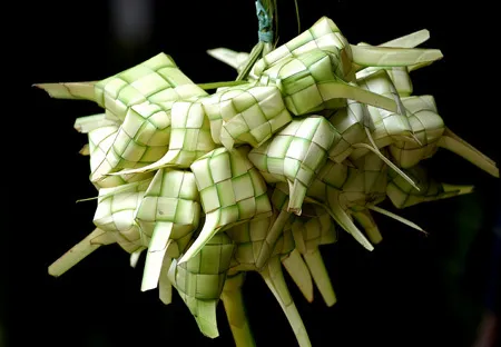 cara menganyam ketupat daun kelapa