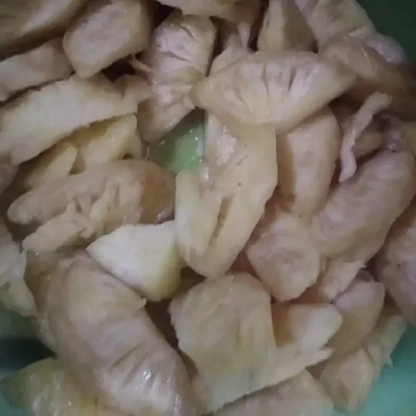 Siapkan nanas. Potong menjadi kecil untuk memudahkan saat diblender. Cuci bersih dan sisihkan.