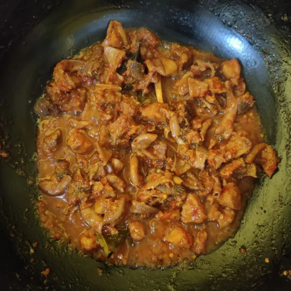 Masak menggunakan api sedang hingga air menyusut dan bumbu meresap, matikan api.