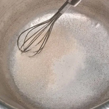 Siapkan di panci, agar-agar plain, gula pasir secukupnya.