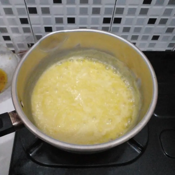 Panaskan mentega dan tambahkan gula pasir serta telur ayam.