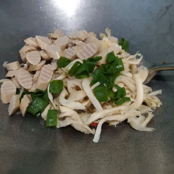 Masukkan jamur tiram, sosis ayam dan irisan daun bawang. Masak hingga sedikit layu.