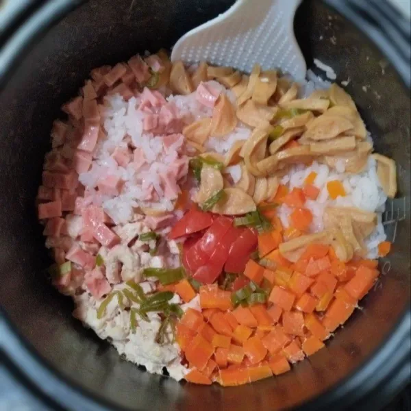 Masak dalam rice cooker hingga matang.