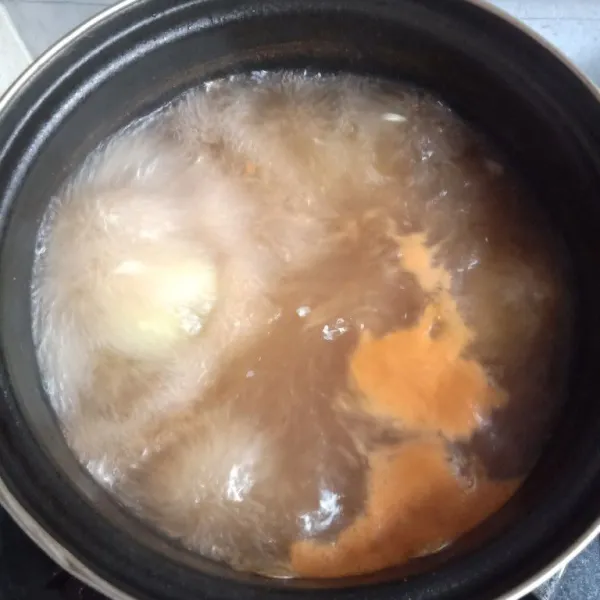 Sambil memasak ayam didihkan air masuk kan timun krai dan bumbu sayur asem aduk rata.Biarkan sampai timun lunak