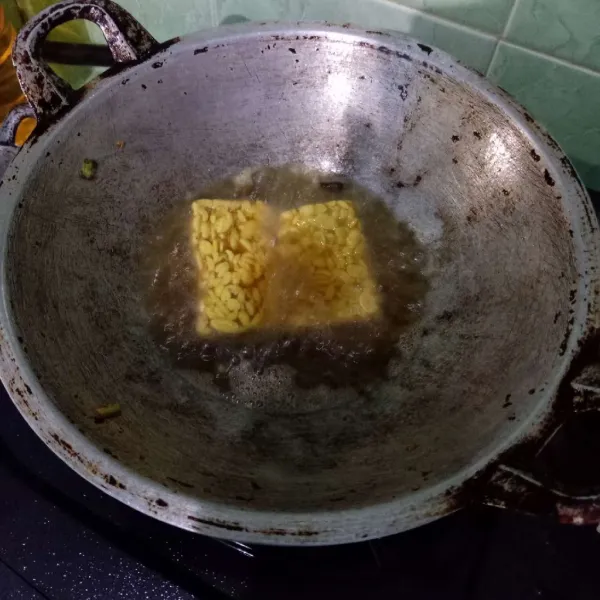 Goreng tempe hingga matang, tiriskan.