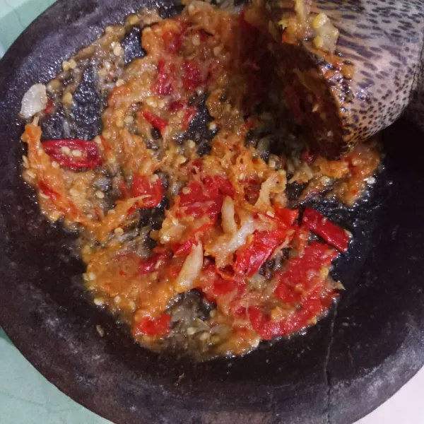 Ulek bersama garam dan gula.