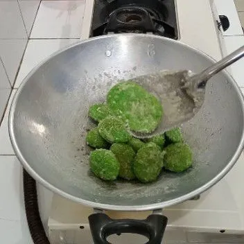 Aduk terus sampai gula menjadi mengering dan menempel di gemblong.