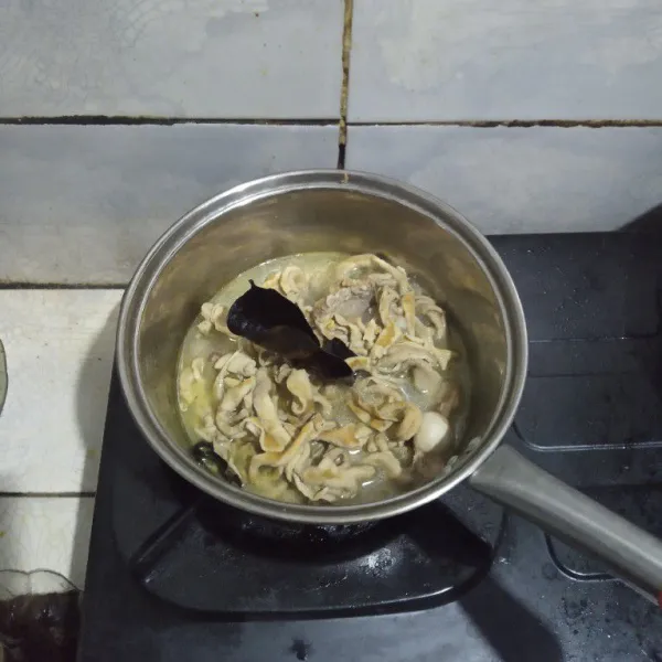 Rebus usus ayam dengan daun salam sampai empuk.