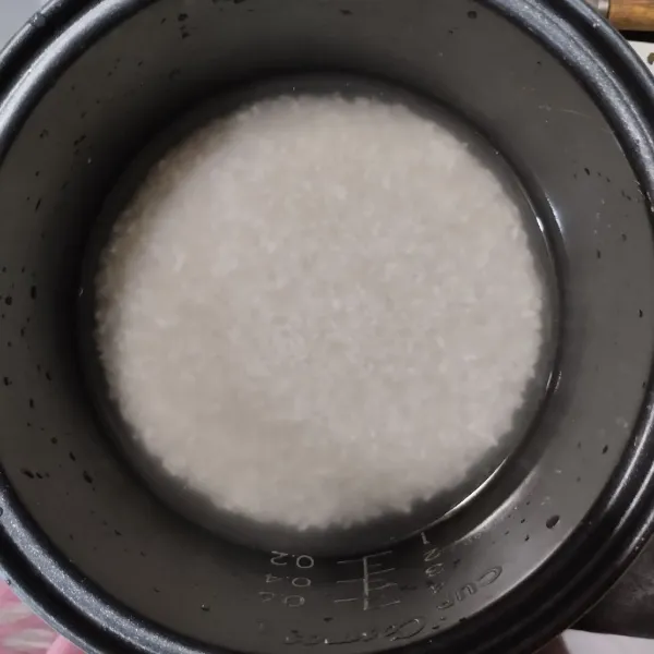 Cuci beras yang akan digunakan.