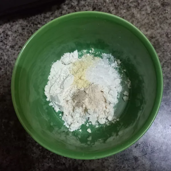 Dalam wadah campur tepung terigu, garam, kaldu jamur, merica bubuk dan bawang putih bubuk, aduk rata