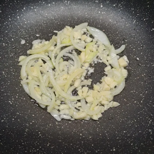 Tumis bawang putih dan bawang bombay sampai layu dan harum.