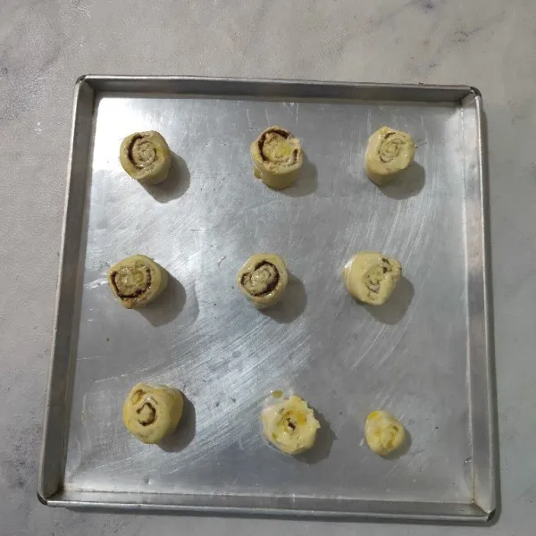 Tata diatas loyang yang sudah dioles tipis margarin. Panggang dengan oven suhu 200°C selama 20 menit sampai matang atau sesuaikan dengan oven masing-masing.