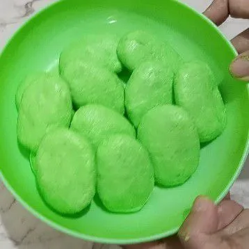 Bentuk adonan, lonjong pipih, menjadi 12 bagian.