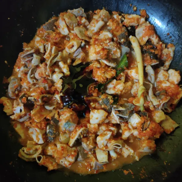 Masukkan kaldu bubuk, garam, gula pasir dan kecap manis, aduk rata.