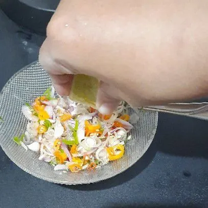 Beri perasan jeruk nipis, aduk rata kembali dan sambal siap disajikan.