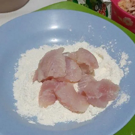 Camput tepung dan garam lalu masukkan ikan dori sampai terbalut tepung.