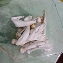 Cuci bersih jamur shimeji.