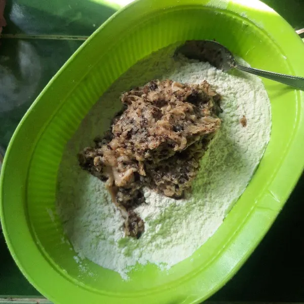 Tambahkan tepung dan sedikit air es, aduk aduk sampai adonan tercampur rata.