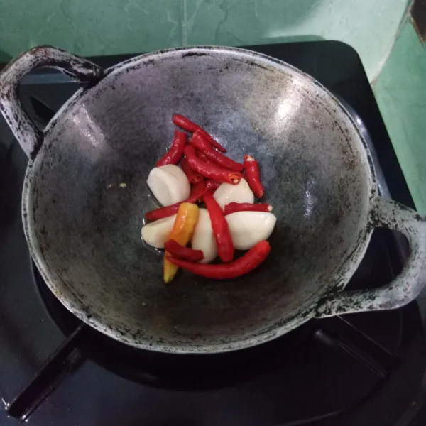 Goreng bawang putih, cabai rawit dan cabai merah keriting.