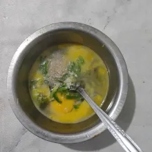 Tambahkan daun bawang, garam, kaldu bubuk dan lada bubuk. Kocok hingga tercampur rata.