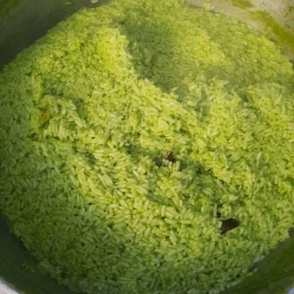 Masukan beras, tambahkan daun salam dan serai aron sampai santan meresap. Matikan api diamkan nasi -+30menit.