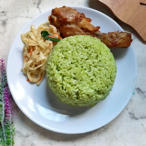 Nasi lemak ijo siap disajikan bersama lauk pauk.