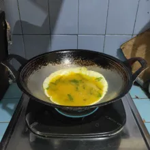 Tuang adonan telur kedalam wajan.