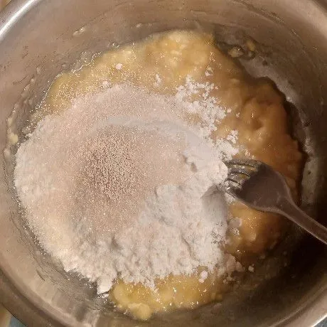Tambahkan tepung terigu, gula pasir, fermipan dan garam halus.