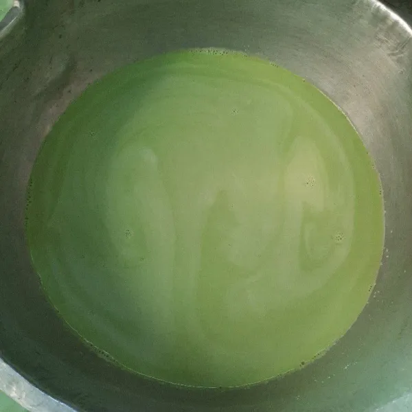 Campurkan perasaan air pandan dengan santan, lalu tambahkan gula dan garam, rebus sampai mendidih.