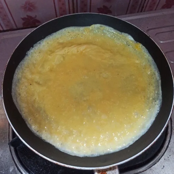 Panaskan teflon olesi dengan sedikit minyak goreng, masukkan telur ratakan dan goreng hingga matang.