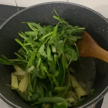 Masukkan kangkung tambahkan garam, gula ,penyedap rasa , kecap manis koreksi rasa
