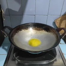 Panaskan wajan. Masukkan mentega hingga meleleh.