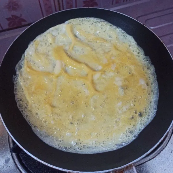 Panaskan teflon olesi dengan sedikit minyak goreng kemudian tuang adonan telur goreng hingga matang.