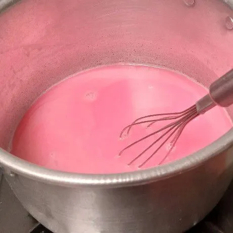 Aduk-aduk hingga tercampur rata. Nyalakan api kompor.