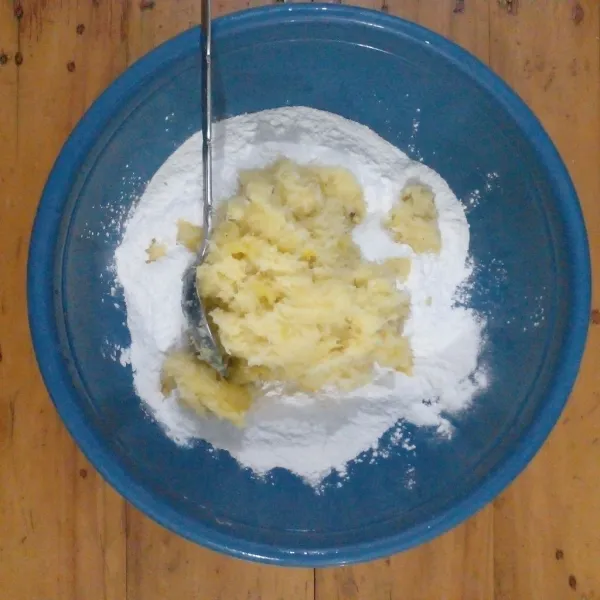 Siapkan tepung ketan dalam wadah. Kemudian aduk lagi adonan kelapa parut tadi hingga tercampur.