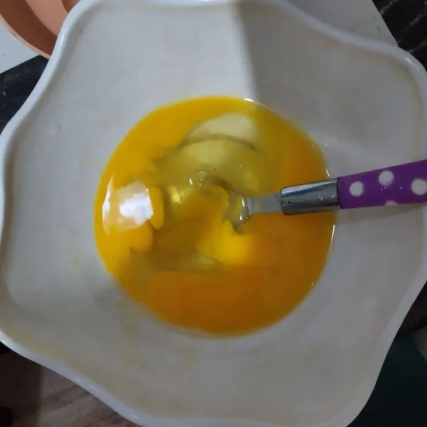 Kocok telur, garam, lada dan kaldu bubuk.