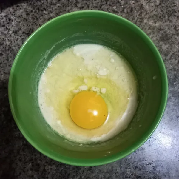 Masukkan telur ayam, kocok lepas bersama tepung