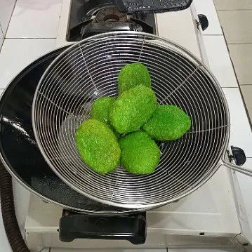 Goreng dengan api sedang.