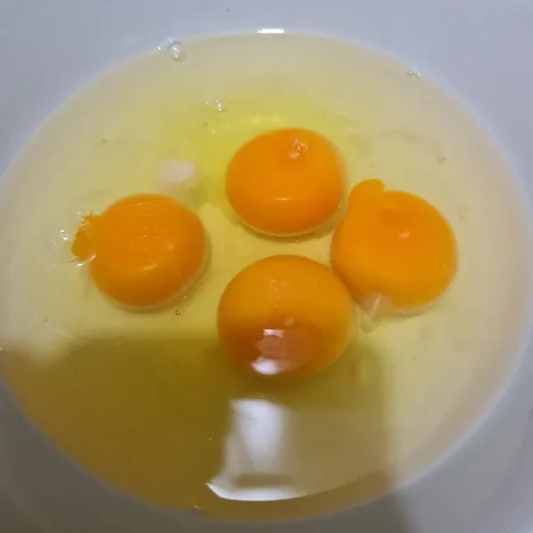 Pecahkan telur.