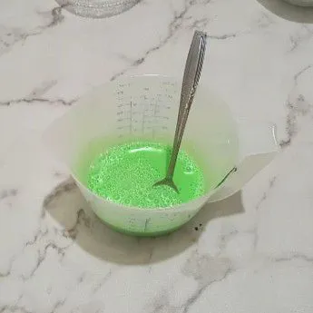 Campur santan dan pasta pandan aduk raya.