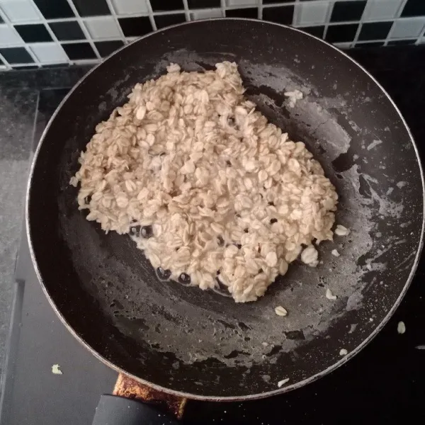 Tambahkan air sedikit demi sedikit hingga oat menggumpal.