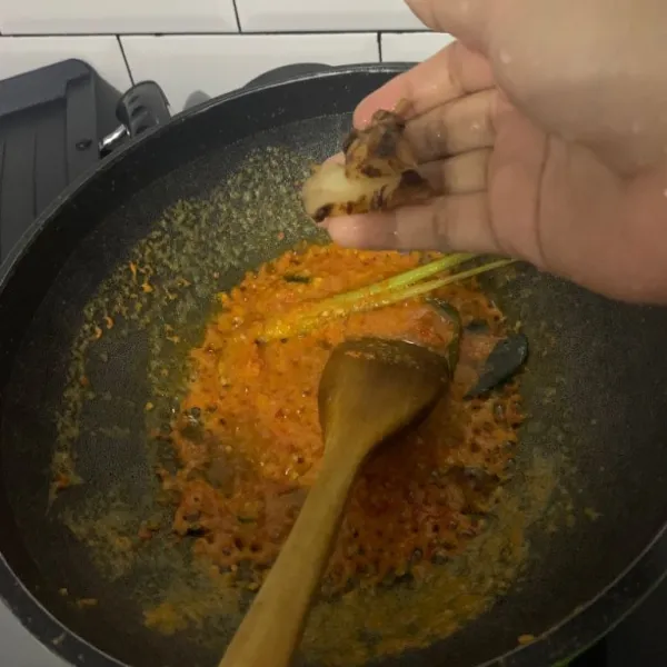Tambahkan serai, laos dan daun jeruk.