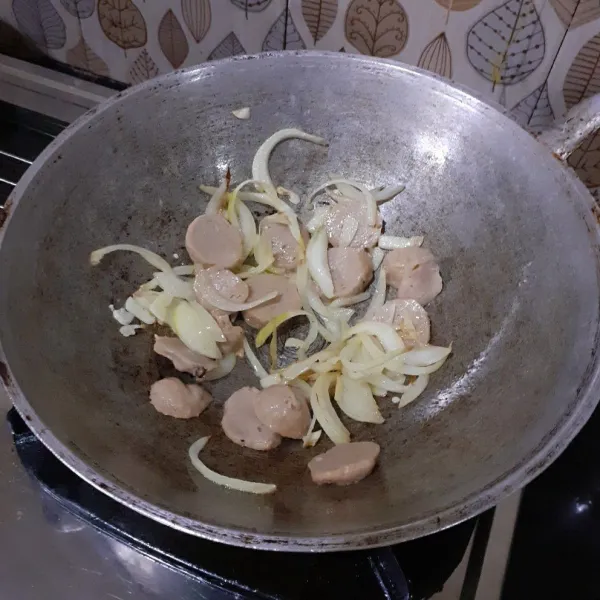 Panaskan minyak, tumis bawang putih dan bawang bombay hingga layu. Masukkan bakso, tumis sebentar.