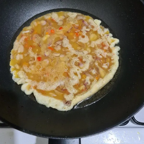Panaskan minyak goreng, lalu masukkan telur. Jika sisi baliknya sudah matang, balik telur dadar.